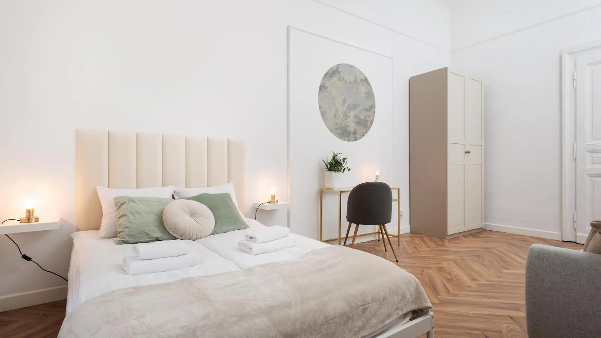 Spacious & Modern 6 Bedroom Apartment - Around The Main Market Square - By Upstairs Krakow