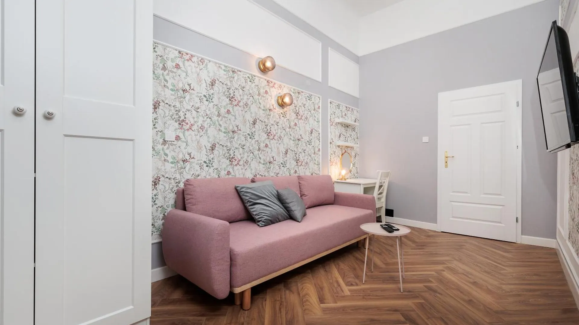 Spacious & Modern 6 Bedroom Apartment - Around The Main Market Square - By Upstairs Krakow Poland