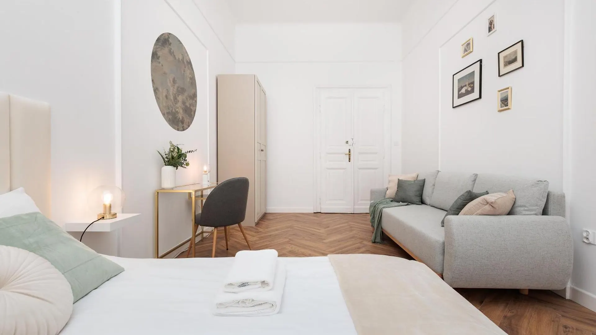 Spacious & Modern 6 Bedroom Apartment - Around The Main Market Square - By Upstairs Krakow