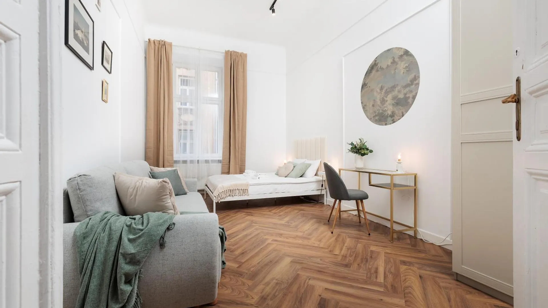 Spacious & Modern 6 Bedroom Apartment - Around The Main Market Square - By Upstairs Krakow