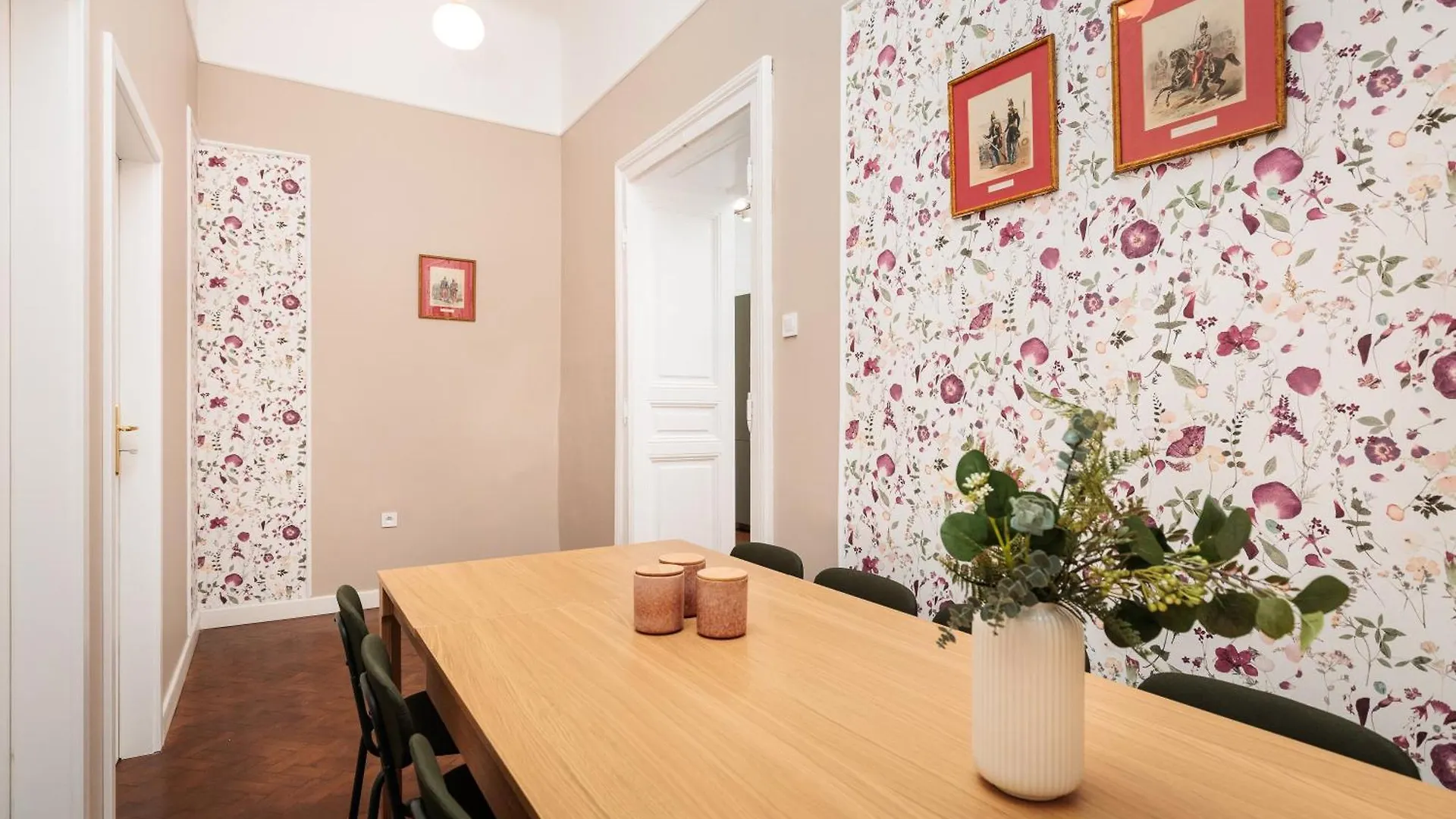 Spacious & Modern 6 Bedroom Apartment - Around The Main Market Square - By Upstairs Krakow