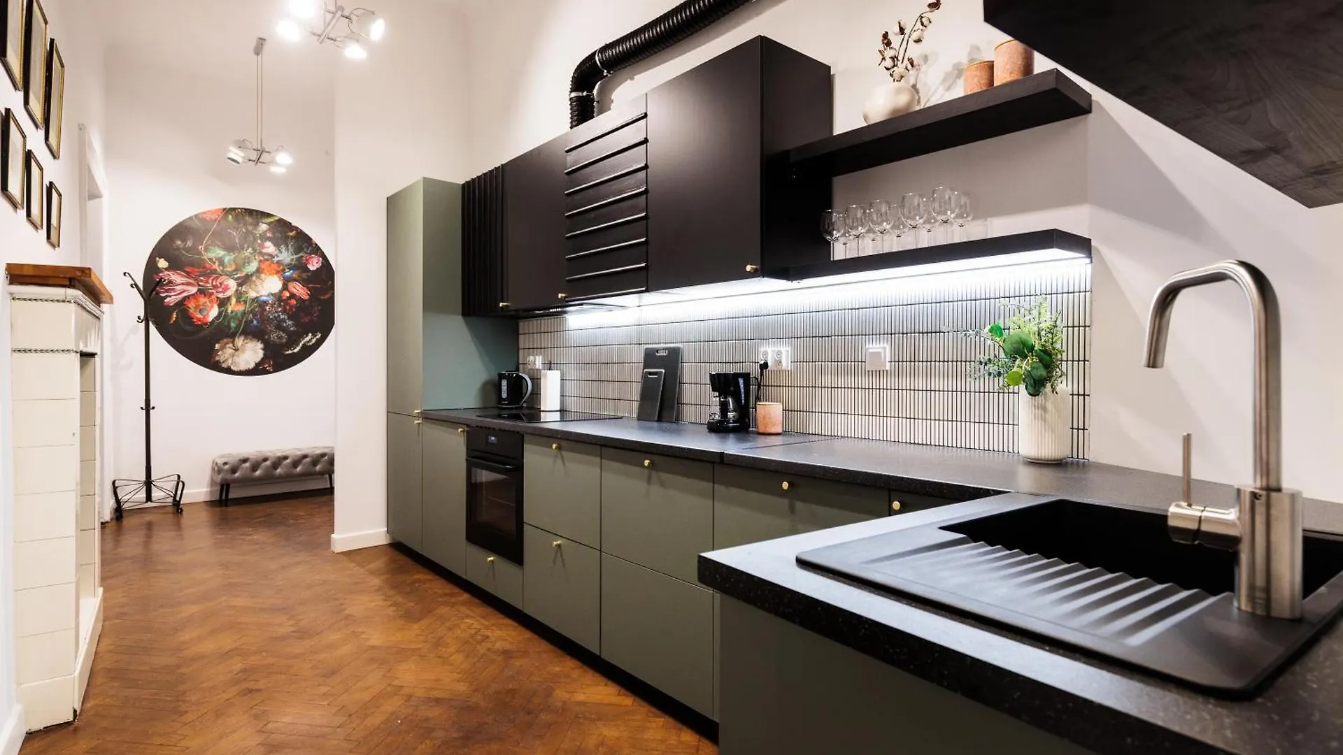 Spacious & Modern 6 Bedroom Apartment - Around The Main Market Square - By Upstairs Krakow