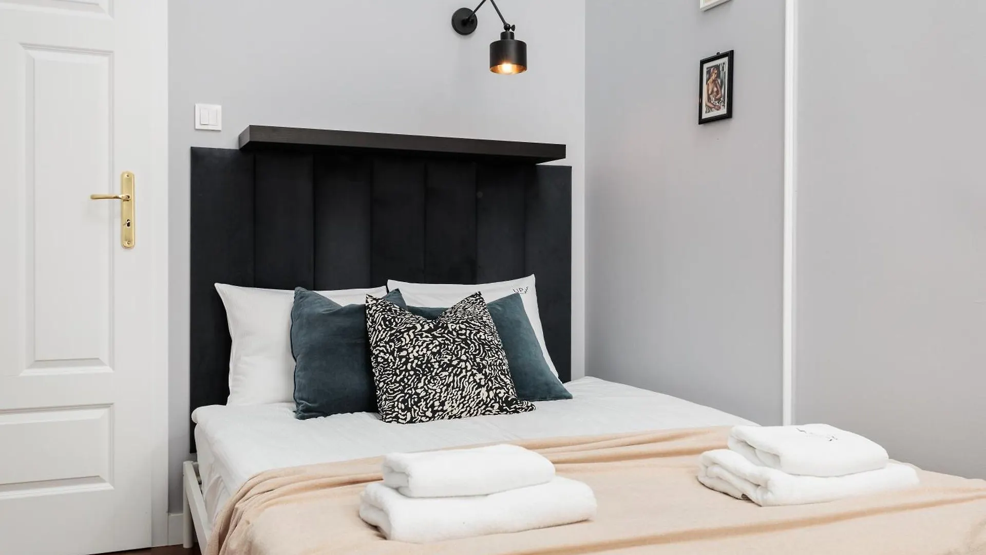 Spacious & Modern 6 Bedroom Apartment - Around The Main Market Square - By Upstairs Krakow Poland