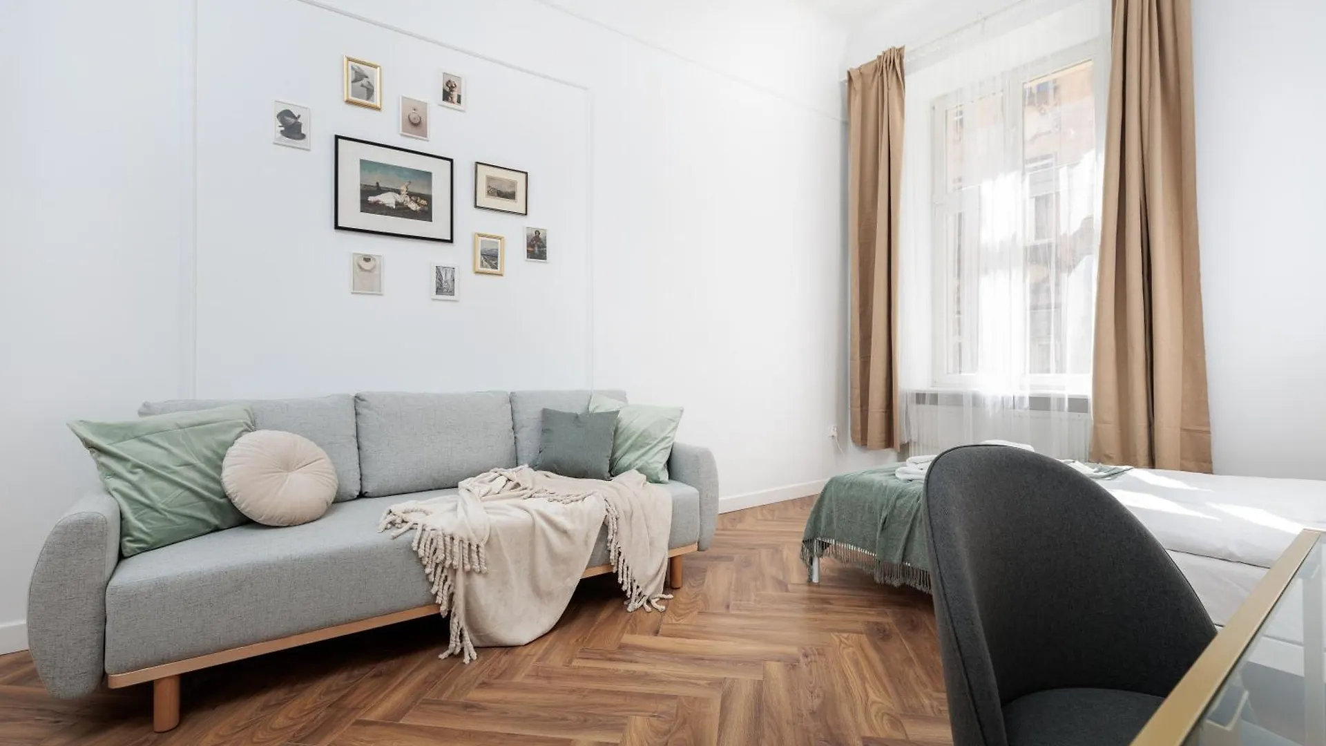 Spacious & Modern 6 Bedroom Apartment - Around The Main Market Square - By Upstairs Krakow