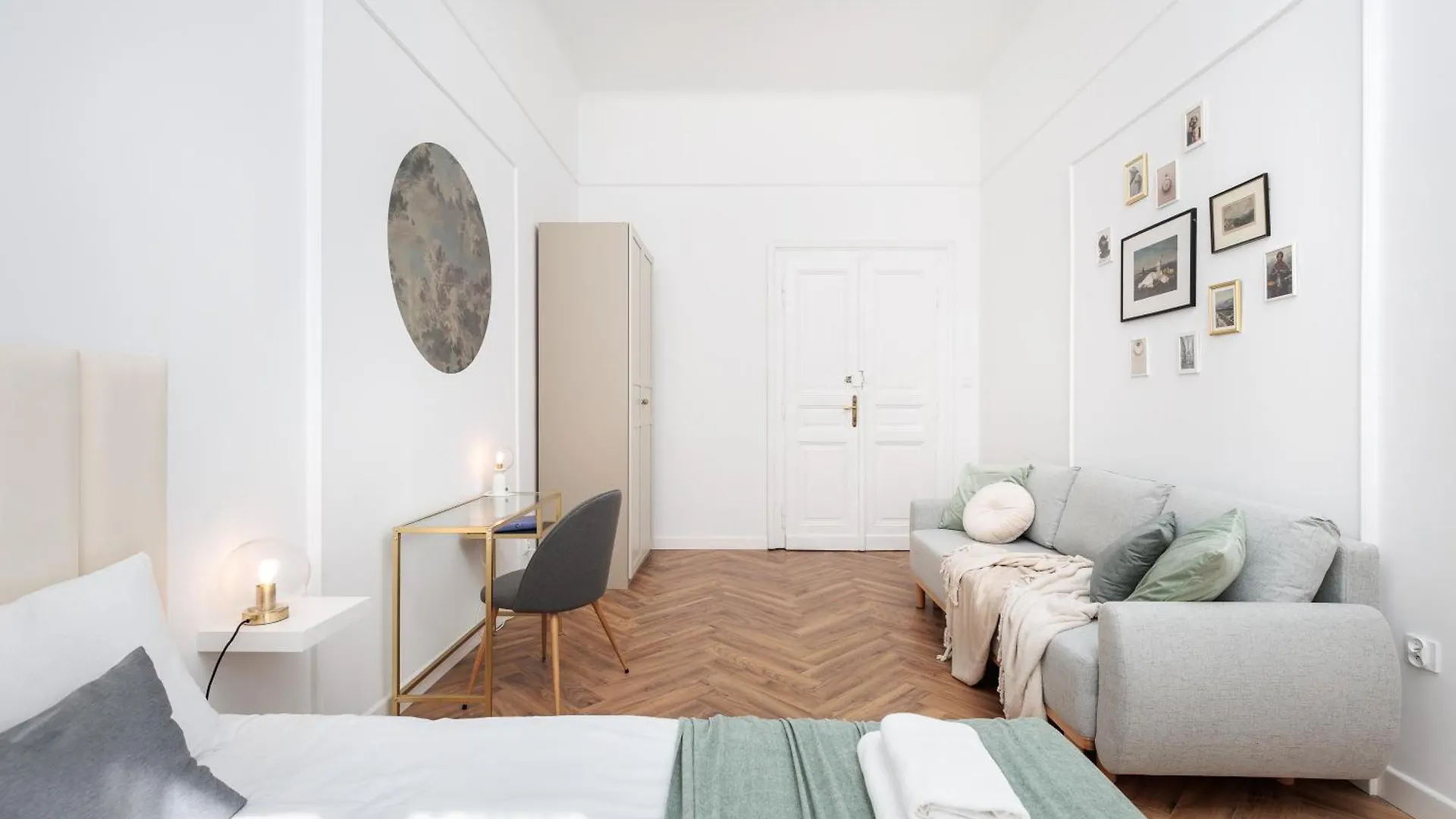 Spacious & Modern 6 Bedroom Apartment - Around The Main Market Square - By Upstairs Krakow
